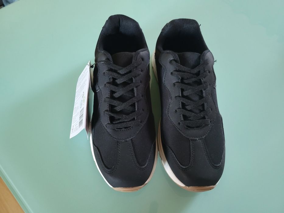 Nowe buty sportowe adidasy
