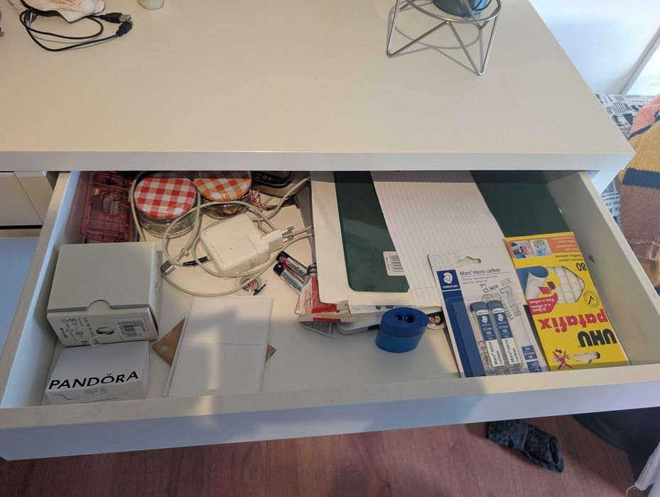 Conjunto Ikea: Secretária micke, cadeira giratória e quadro skadis combinação