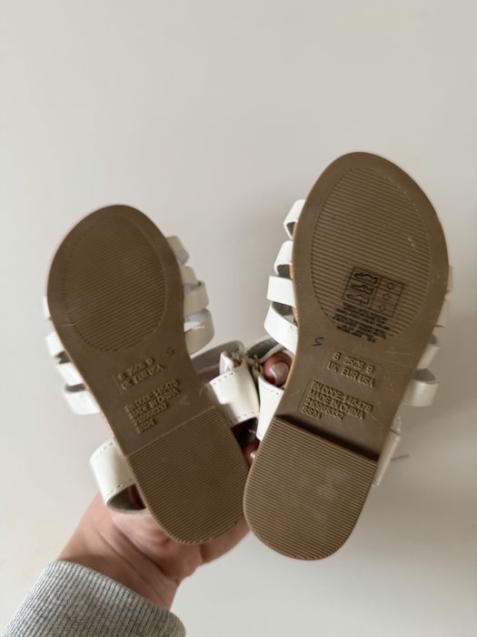 Босоніжки на дівчинку 25-26(8) нові