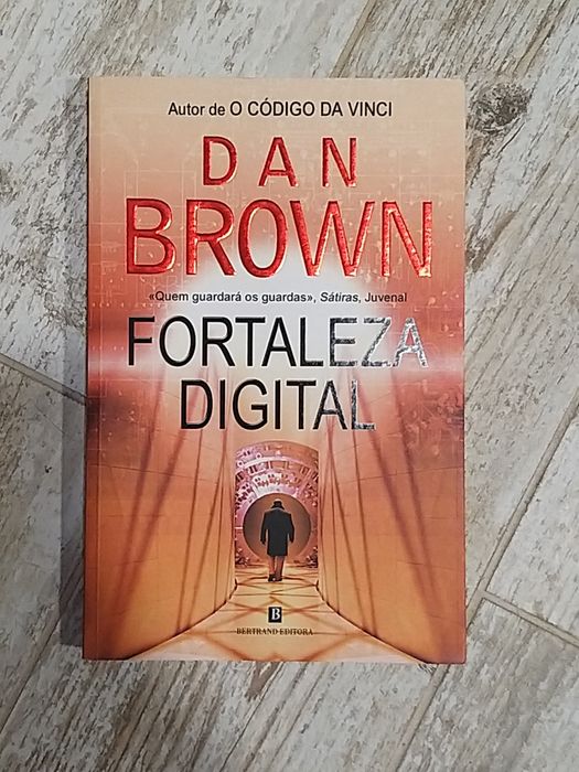 Livros variados em bom estado.