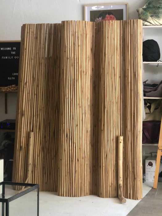 VÁRIOS ARTIGOS .Estante em ferro e madeira , Baú  em madeira ...