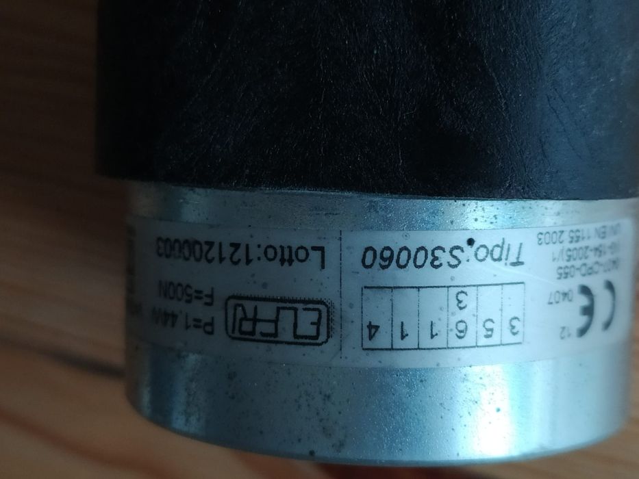 Elektrotrzymacz drzwiowy podłogowy ELFRI chwytak elektromagnetyczny