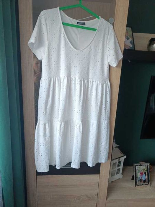 Biała sukienka ażurkowa