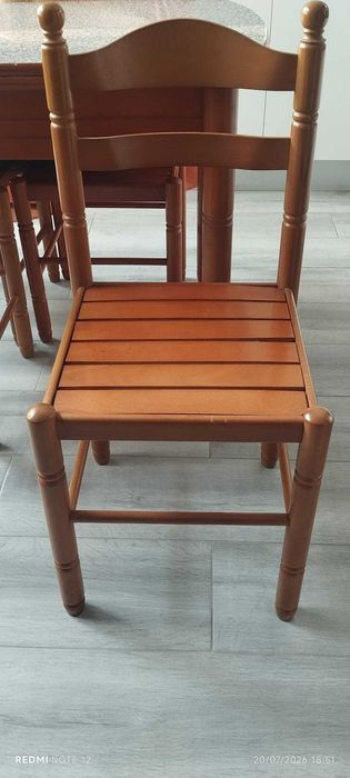 Mesa de madeira extensível com 4 cadeiras