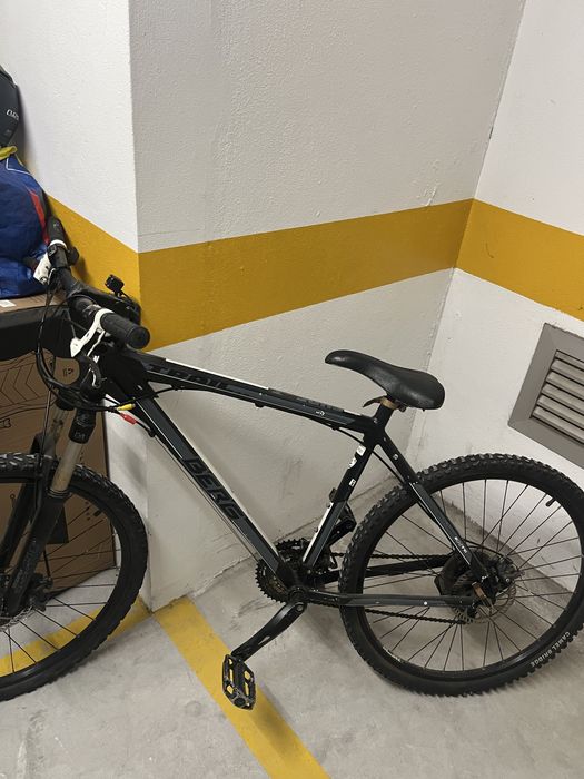 Bicicleta usada com tudo, anda perfeitamente bem.