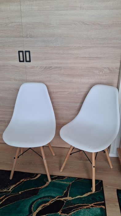 Zielone i białe krzesła skandynawskie plastikowe