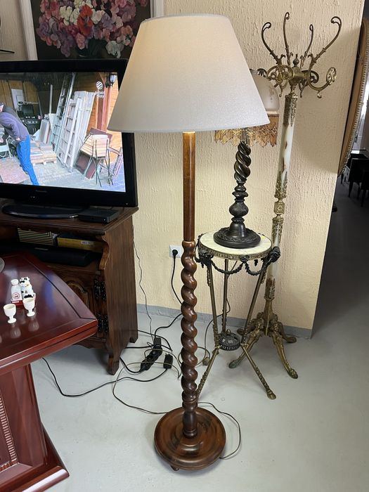 Lampa drewniana stojąca