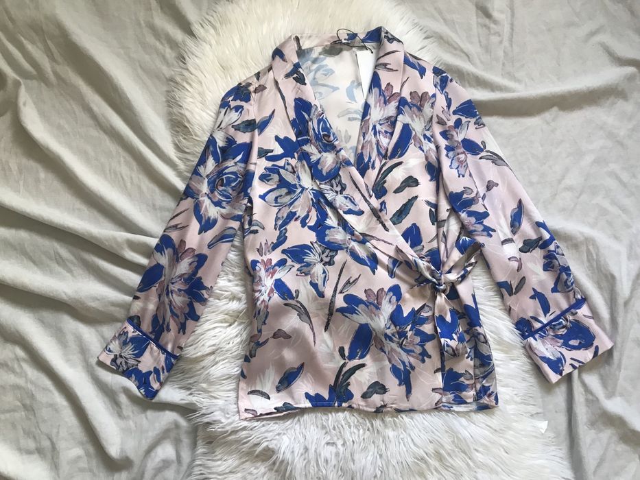 Casaco estilo quimono cintado, acetinado e com padrão floral