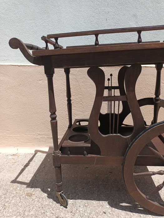 Carinho de madeira.