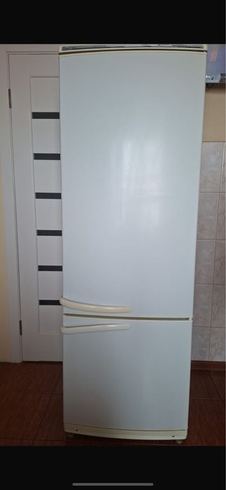 Холодильник Атлант в хорошому стані