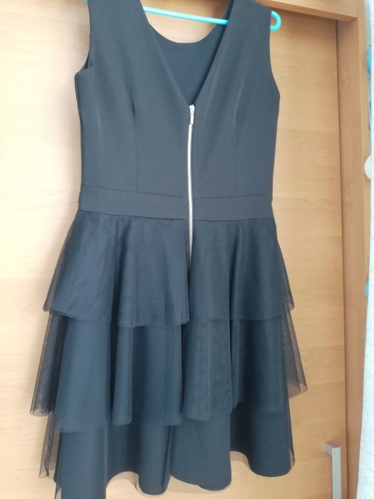 Czarna elegancka sukienka z tiulem