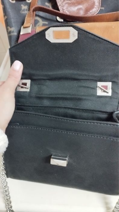 Malas pretas pequenas mão e tiracolo