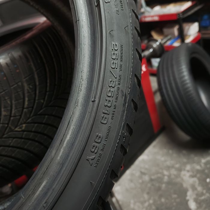 255/35/19 XL Sprzedam parę opon całorocznych Goodyear