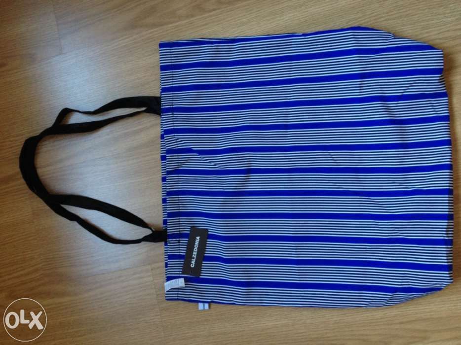 Sacos novos de praia com etiqueta.