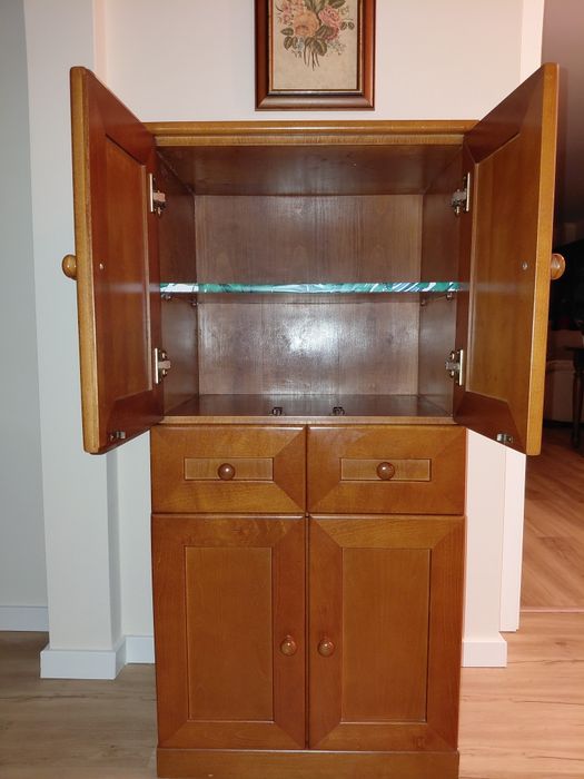 Móvel de madeira maciça