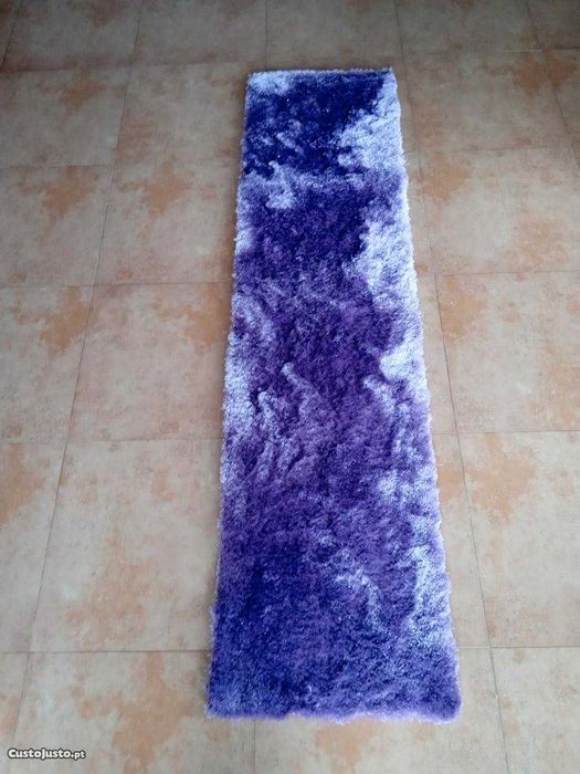 Carpetes duas pretas, duas Lilás, são de pelo e têm brilhantes, novas
