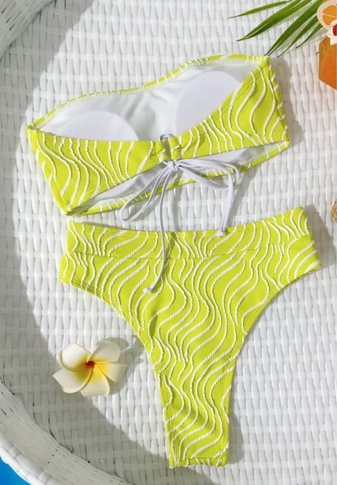 Яскравий купальник топ бандо і високі трусики