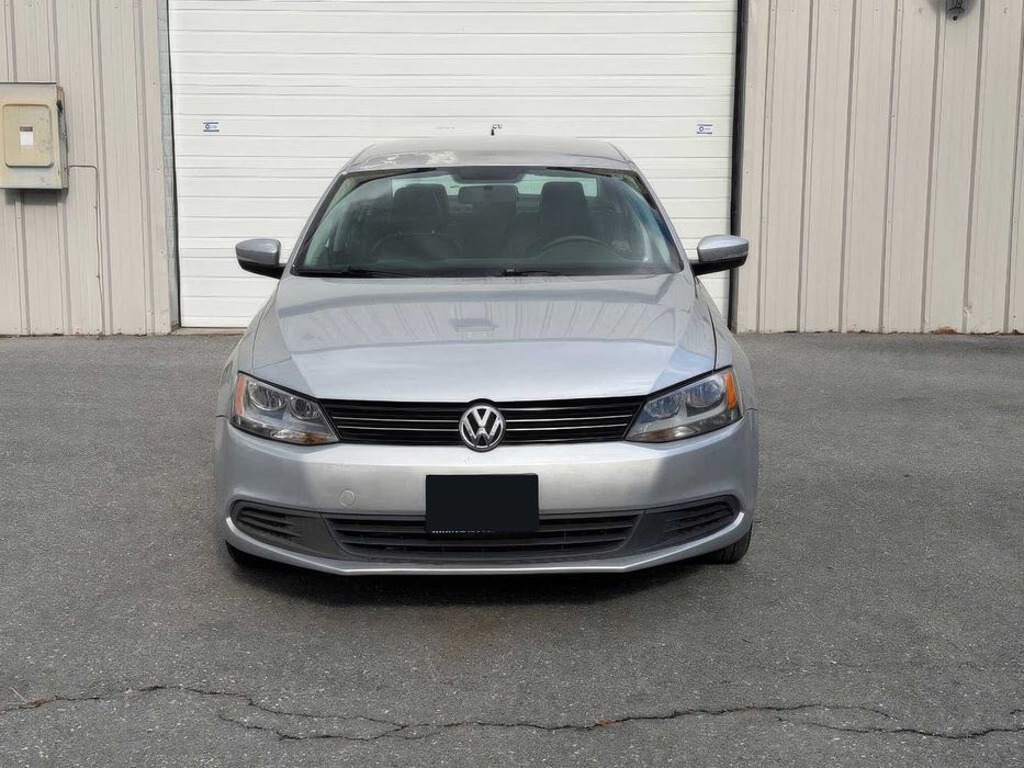 Volkswagen Jetta SE with Connectivity      2014