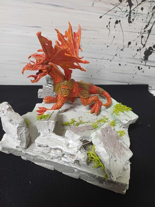 Dragão vermelho de duas cabeças com a base