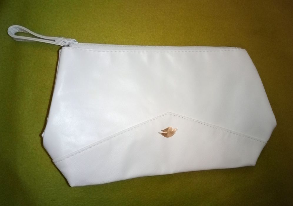 Elegancka biała kosmetyczka Dove
