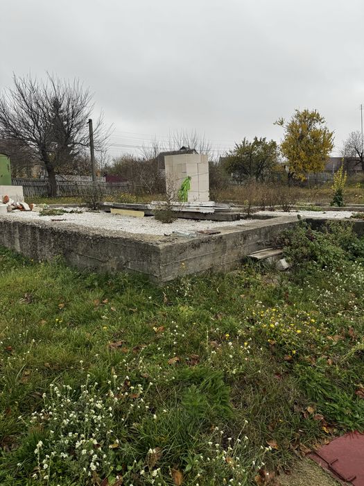 Продам ділянку у Фурсах з фундаментом, світлом і скваженою