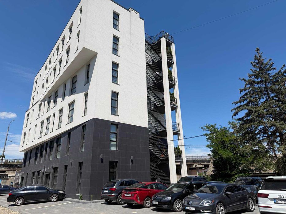 Оренда фасадного приміщення 187 м² .3 входи. Вітрини. Парковка .Базовий  ремонт під орендаря
