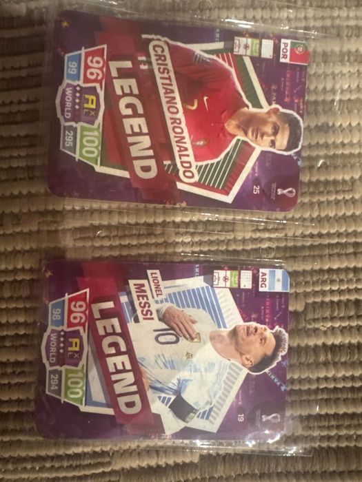 Cromos de 2022 relíquia. Lionel Messi legend e Cristiano Ronaldo legend. Inclui plástico de guardar cartas raras