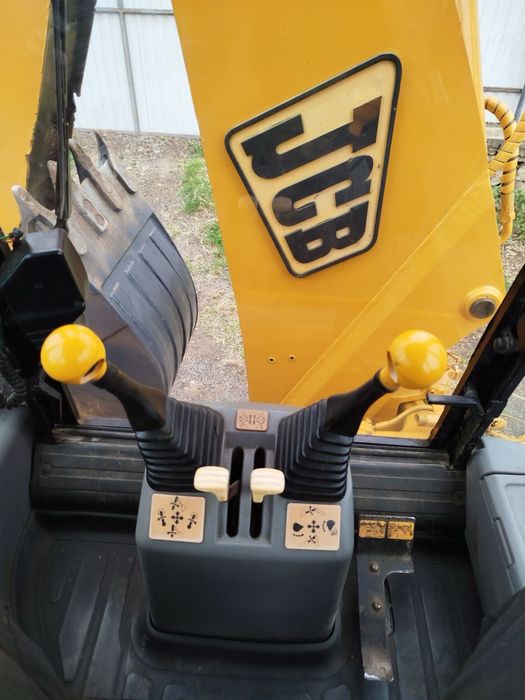 продам ескаватор JCB   4