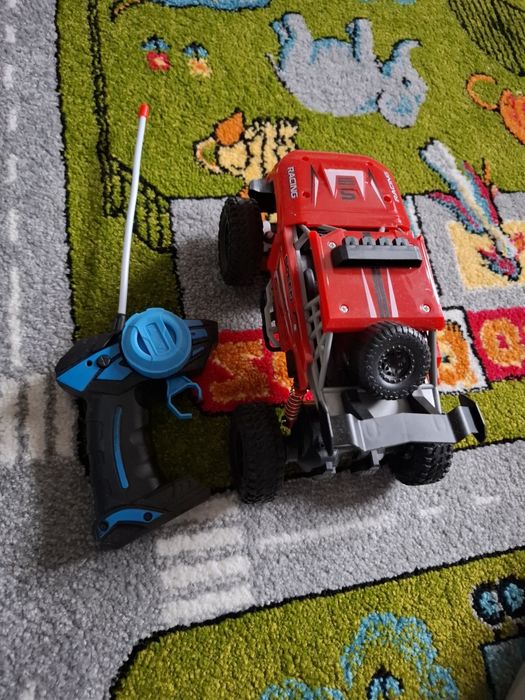 Іграшковa машинкa на пульті