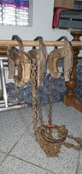 Conjunto de pinças de elevação em aço.