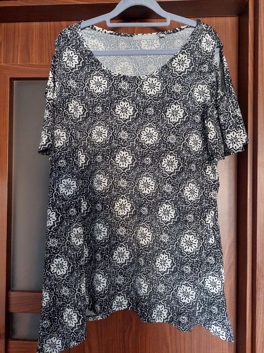 Śliczna bluzka z wyciętymi ramionami