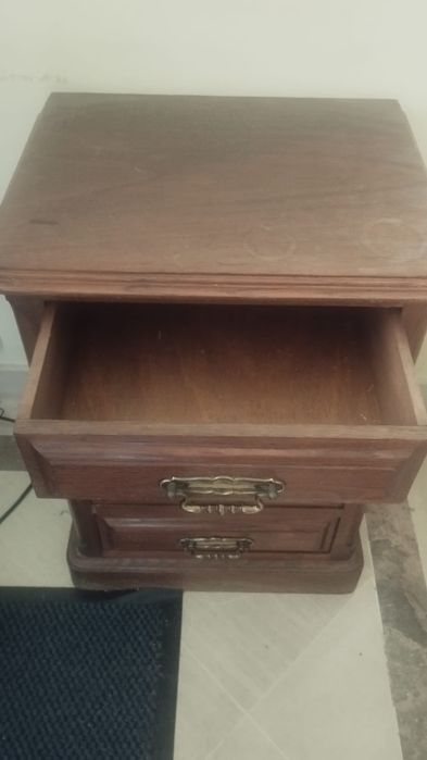 Mesa de cabeceira em madeira maciça com 4 gavetas – estilo clássico/vintage