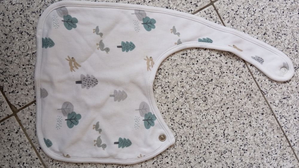 Várias babetes de bebé