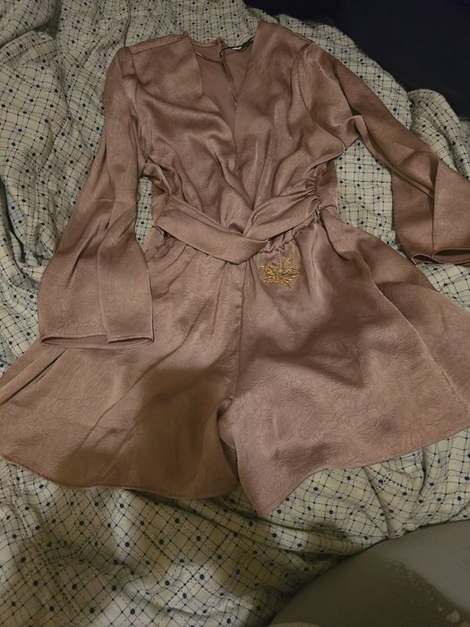 Macacão salmão e um par de brincos