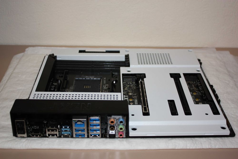 Материнська плата NZXT N7 B550 (sAM4, AMD B550)