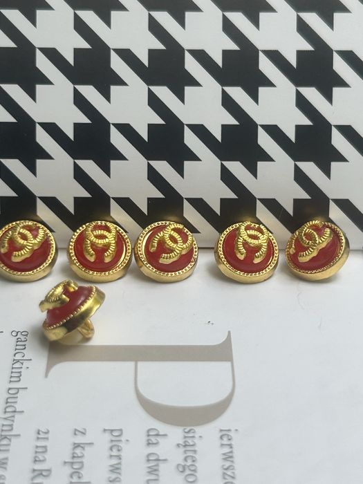 Eleganckie logowane guziczki, cena dotyczy 1 sztuki