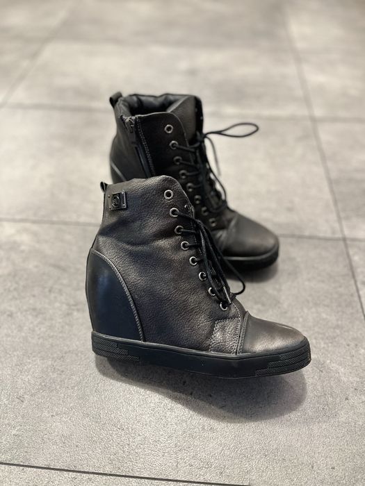 Wysokie botki sznurowane na koturnie