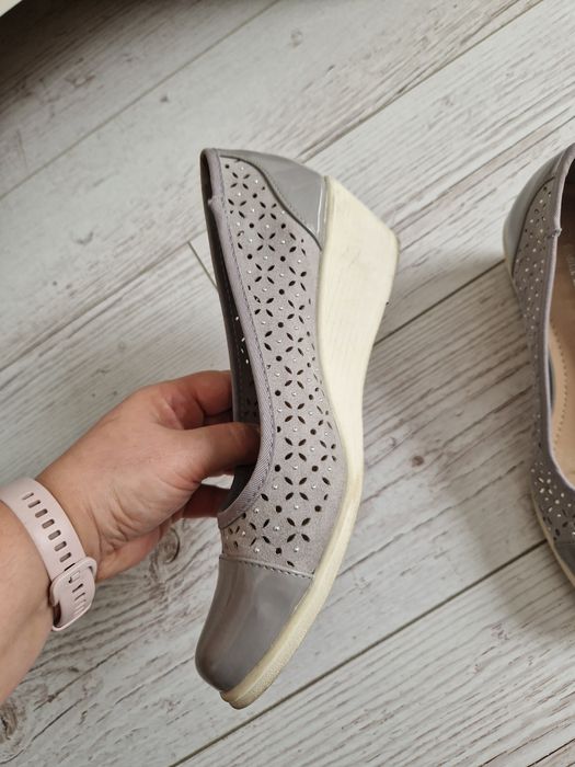 Buty na koturnie ażurowe rozm. 38