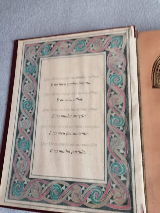 Escultura de resina em forma de missal