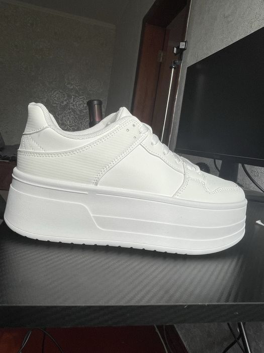 Кросівки на високій платформі