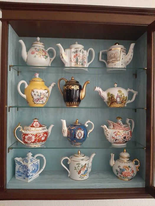 12 Bules em Porcelana Decorados a Ouro