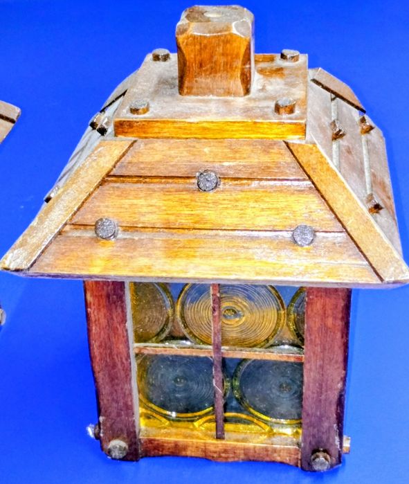 Candeeiros antigos em madeira