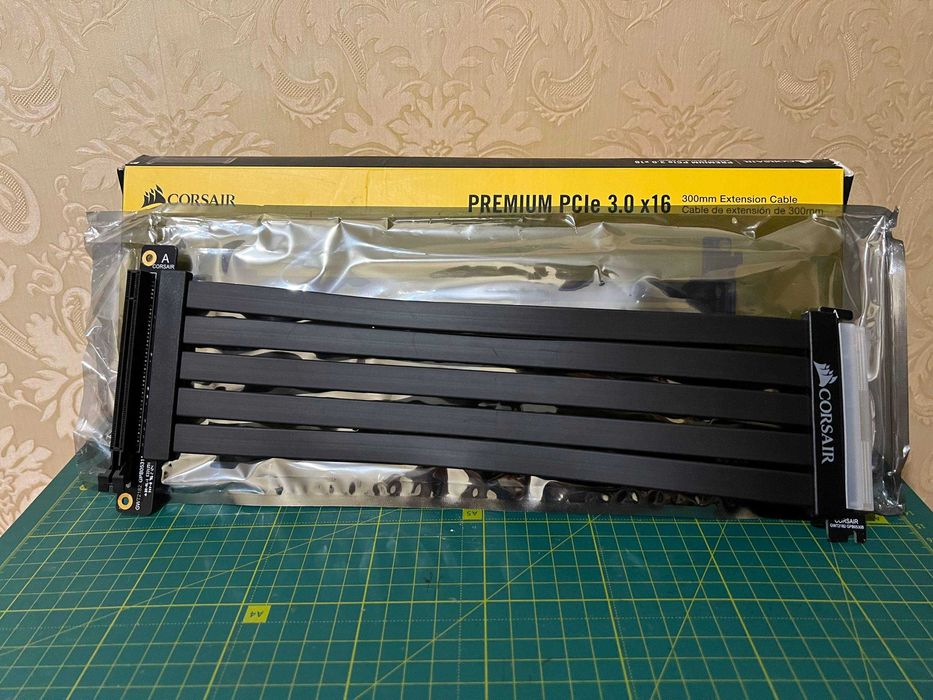 Райзер  CORSAIR Premium PCIe 3.0 x16 Extension Cable 300мм