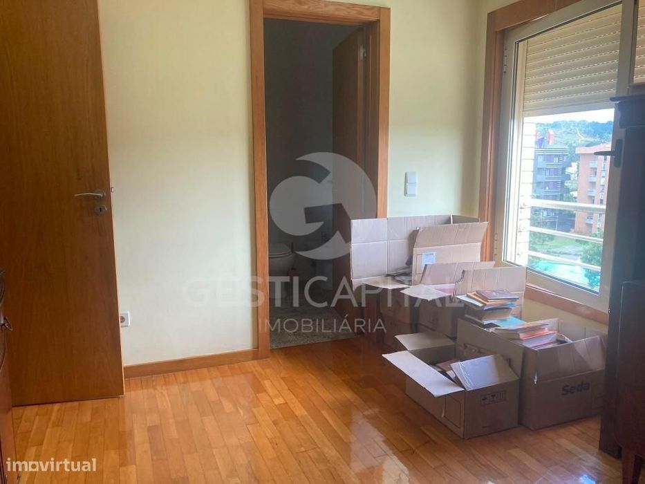 Apartamento T3 com Suite, 2 Varandas e Garagem para 2 Carros  em linha