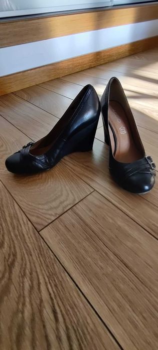 Sapatos Aldo pretos em cunha