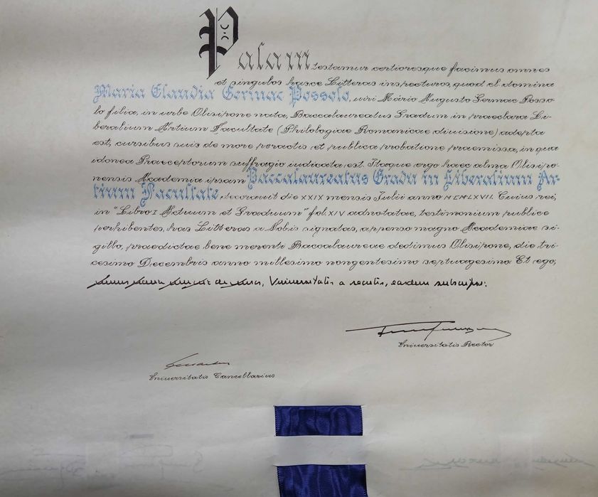 Diploma universitário com selo em prata