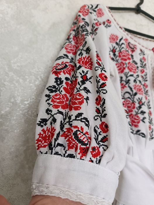 Вишивана сукня з паском