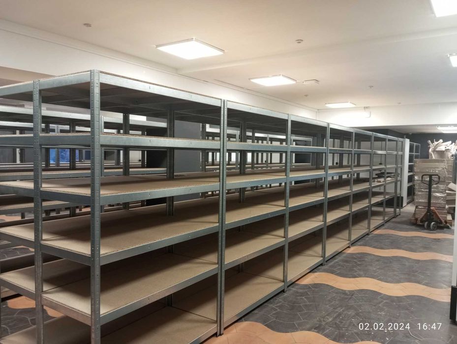 Стеллажи полочные на склад. Шинные стеллажи. Стеллаж в гараж. В архив