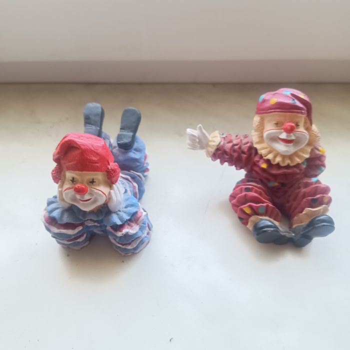 Figurki klaunów.
