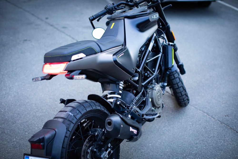 Husqvarna Svartpilen 401 2023 года. Веселый